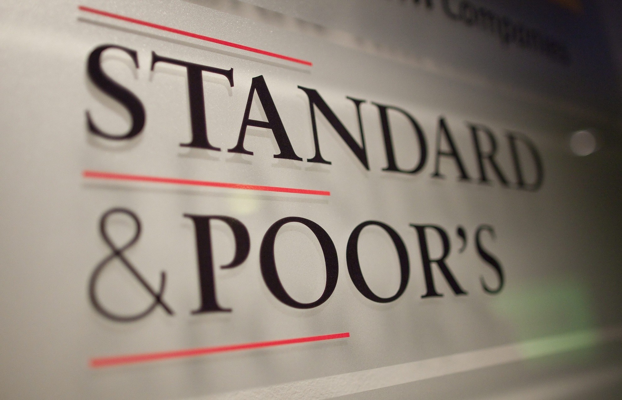 "Standard and Poor's" подняло рейтинг России до инвестиционного уровня