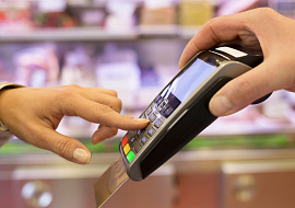 Граждане РФ смогут снимать наличные с карт на кассе в магазине